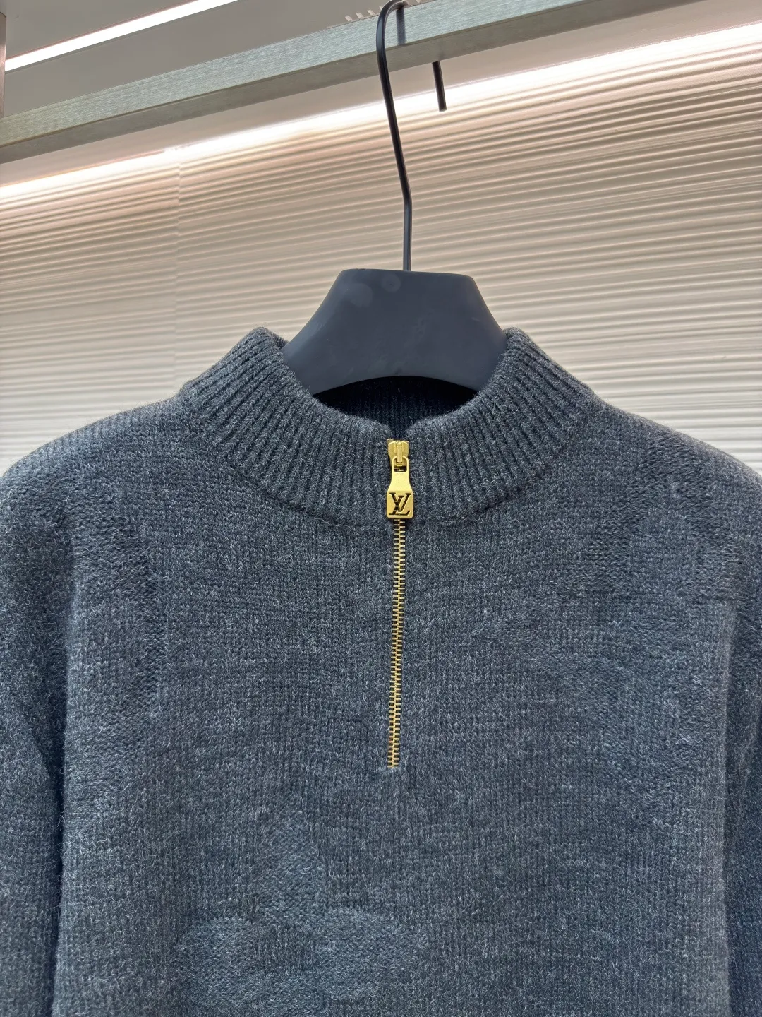 LOUIS VUITTON intarsia dark pattern zipper sweater ●Authentic product: purchased and developed at 16700 ●Item number: 1680364-B50 ●Fabric: cashmere fabric ●Technology: intarsia production ●Version: loose version ●Weight: about 585 grams ●Size: XS-S-M-L ●Description: Made of 80% wool, 15% cotton, 15% fiber. This fabric is very warm and the blend is not prone to pilling. Because clothes with a high wool content have a slightly wooly feel, they can be worn as outerwear if you are not used to it. The zipper uses the original No. 5 slider, which is made from pure copper material and has a very heavy feel. The entire zipper and slider are aged by electroplating, the middle of the slider is laser-cut out, and the brand's iconic LOGO is molded out with a flat surface grinder. The overall wiring is straight and delicate, the fabric is comfortable and soft, and the color is consistent without color difference. It can be matched with the same style to create a fashionable look and control various occasions. Customized accessories, complete with three standards, same style for men and women!